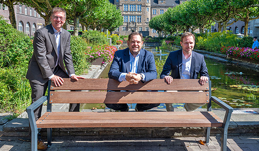 Ordnungsdezernent Michael Jehn, Oberbürgermeister Daniel Schranz und SBO-Betriebsleiter Florian Reeh weihen die neuen Bänke am Oberhausener Friedensplatz ein. Foto: Stadt Oberhausen/Tom Thöne