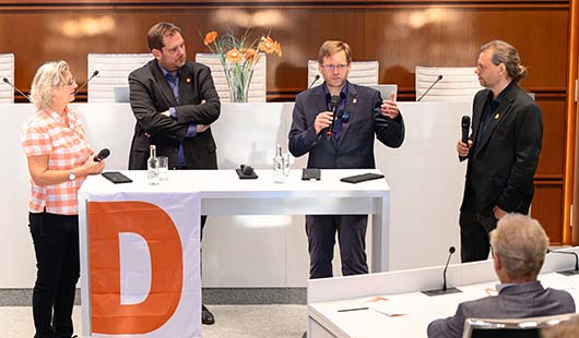Diskussion über den Zustand der Demokratie in NRW: Prof. Andreas Blätte (2.v.r.) und Oberbürgermeister Daniel Schranz (2.v.l.) mit Moderatorin Barbara Kröger und Moderator Matthias Ruschke. (Foto: Stadt Oberhausen/Tom Thöne)