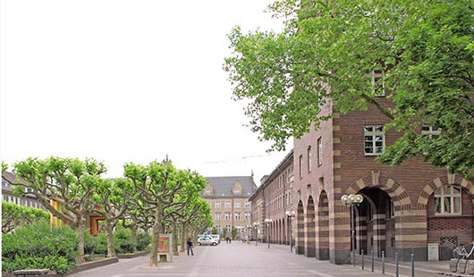 Friedensplatz mit Polizeipräsidium (Foto: WFO)