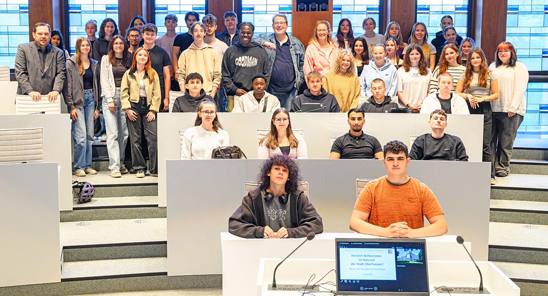Schülerinnen und Schüler der Gesamtschule Weierheide mit dem Oberbürgermeister im Ratssaal (Foto: Stadt Oberhausen/Tom Thöne)