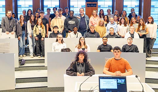 Schülerinnen und Schüler der Gesamtschule Weierheide im Ratssaal (Foto: Stadt Oberhausen/Tom Thöne)