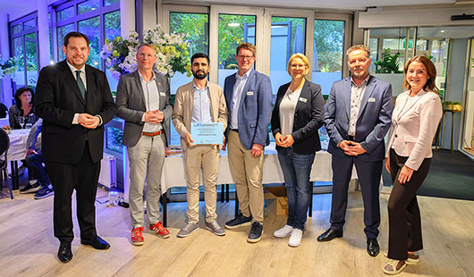 von links nach rechts: Daniel Schranz (Oberbürgermeister), Michael Kreuzfelder (Vorstand Caritas), Ayman Abdulkarim (Auszubildender Caritas), Thomas Hanschen (Vorstand Caritas), Julia Pietrasch (Leiterin Bereich Chancengleichheit), Jürgen Koch (Vorsitzend