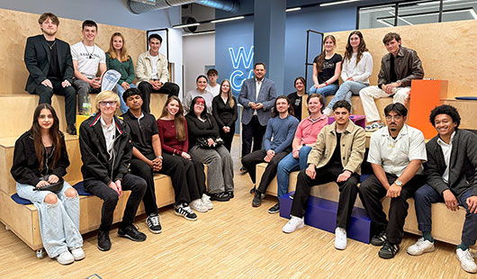 Oberbürgermeister Daniel Schranz mit den Jugendlichen im Wissenschaftscampus (WICA) NRW. (Foto: Stadt Oberhausen)