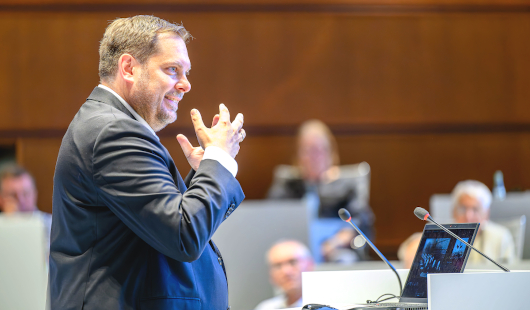 Oberbürgermeister Daniel Schranz verwies mit Blick auf Hermann Albertz Tod in KZ-Haft die Zerbrechlichkeit der Demokratie und die Notwendigkeit, sie zu stärken. Foto: Stadt Oberhausen/Tom Thöne