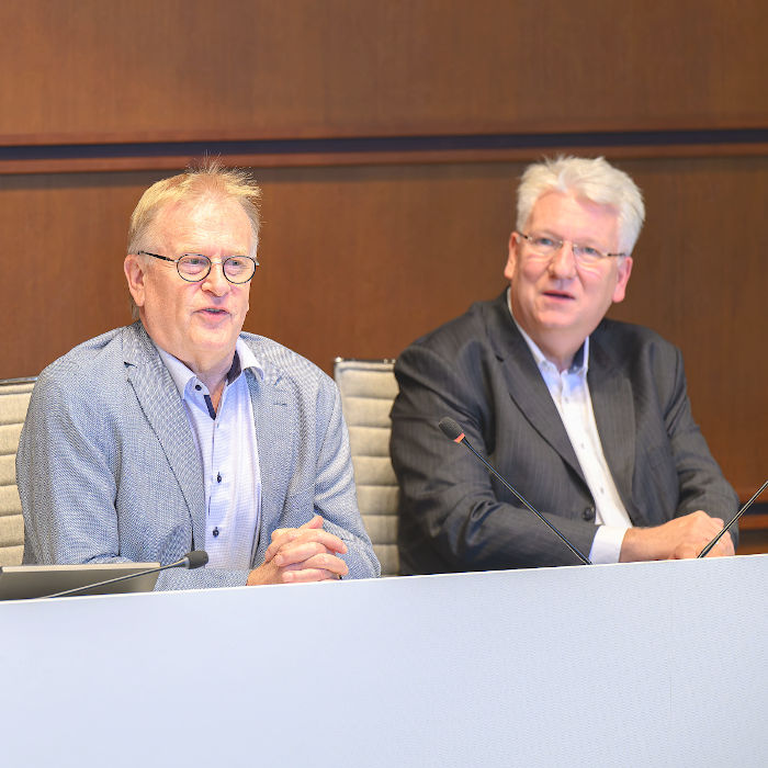 Der Journalist Verleger Thomas Horschler (l.) und der NRW-Landtagsabgeordnete und Rechtsanwalt Hartmut Ganzke haben mit „Mutter und Vater Courage. Luise und Hermann Albertz: Eine deutsche Familiengeschichte“ die erste Biographie der langjährigen Oberhausener Oberbürgermeisterin und ihres Vaters vorgelegt. Foto: Stadt Oberhausen/Tom Thöne