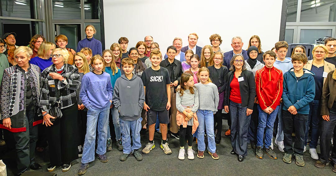 Die Ministerin und der Oberbürgermeister mit Gästen und den Jugendlichen des Bertha-von-Suttner-Gymnasiums. (Fotos: Stadt Oberhausen/Tom Thöne)