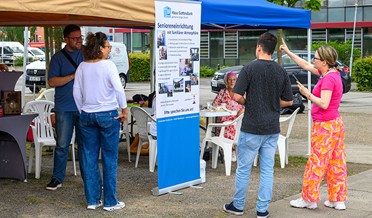 Menschen an einem Informationsstand