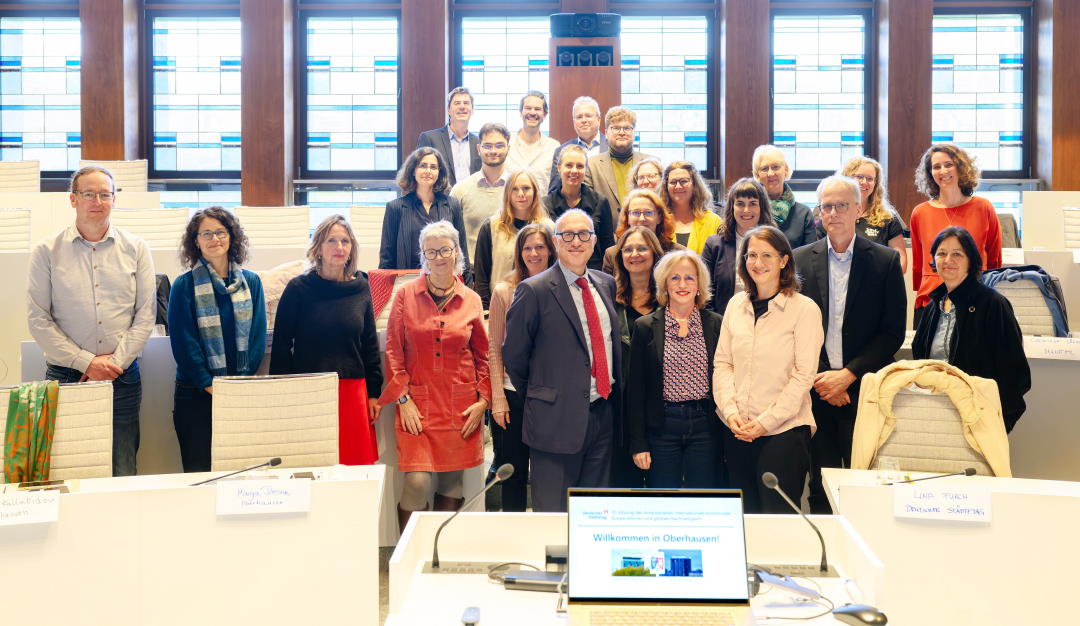 Der Erste Beigeordnete Apostolos Tsalastras (Bildmitte) zusammen mit dem Arbeitskreis für internationale Zusammenarbeit des Deutschen Städtetages im Ratssaal. (Foto: Stadt Oberhausen/Tom Thöne)