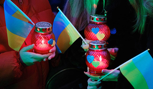 Frauen mit Grablichtern und Ukraine-Flaggen (Foto: Stadt Oberhausen/Tom Thöne)