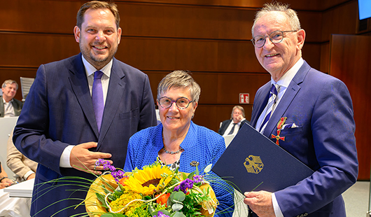 Oberbürgermeister Daniel Schranz (li.) mit Walter Paßgang und seiner Ehefrau Hanna nach der Auszeichnung mit dem Bundesverdienstkreuz. Foto: Stadt Oberhausen/Tom Thöne
