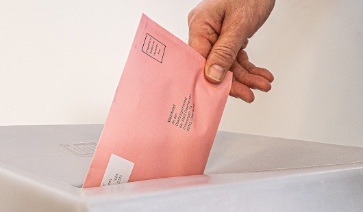 Wahlbrief wird in Urne geworfen (Foto: Stadt Oberhausen/Tom Thöne)