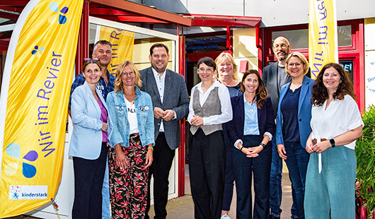 v.l.n.r.: Magdalena Sebold (Bereich Kinder, Jugend und Familie Stadt Oberhausen), Boris Panek (so.fa), Michaela Jansen (KTE Oberhausen Lirich), Oberbürgermeister Daniel Schranz, NRW-Familienministerin Josefine Paul, Ulla van Dick (so.fa), Ramona Flöder-Ko