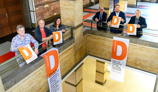 Stellten das Programm der Woche der Demokratie vor (v.l.n.r.): Dirk Paasch, Ehrenamtlicher, André Wilger, Koordinierungs- und Fachstelle „Demokratie leben!“, Patrizia Eikelberg, Koordinierungsstelle Bürgerbeteiligung der Stadt Oberhausen, Kulturdezernent Apostolos Tsalastras, Oberbürgermeister Daniel Schranz, Matthias Ruschke, Fachbereichsleiter Gesellschaft und Politik VHS Oberhausen. Foto: Stadt Oberhausen/Tom Thöne