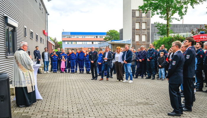 v.r. Bildmitte: Oberbürgermeister Thorsten Berg, Dezernent Michael Jehn und Feuerwehrchef Jörg Brandenburg bei der offiziellen Eröffnung. Foto: Stadt Oberhausen/Tom Thöne