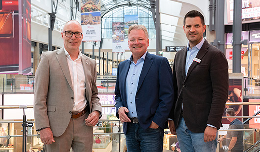 v.l. Rainer Suhr, Leiter Tourismus (OWT Oberhausener Wirtschafts- und Tourismusförderung GmbH), Oberbürgermeister Thorsten Berg sowie Andreas Ulmer (General Manager im Westfield Centro). (Foto: Westfield Centro)