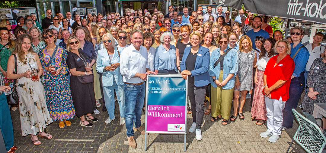 Im Vordergrund mittig am Aufsteller stehend: Oberbürgermeister Thorsten Berg und Julia Pietrasch, Gleichstellungsbeauftragte der Stadt Oberhausen (Foto: Stadt Oberhausen/Carsten Walden).