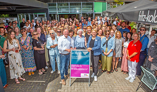Im Vordergrund mittig am Aufsteller stehend: Oberbürgermeister Thorsten Berg und Julia Pietrasch, Gleichstellungsbeauftragte der Stadt Oberhausen (Foto: Stadt Oberhausen/Carsten Walden).