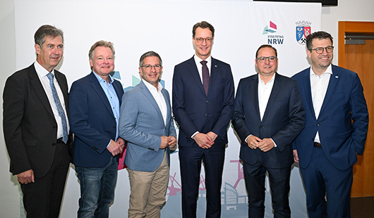 Auf dem Bild zu sehen v.l.n.r.: Städtetagsgeschäftsführer Christian Schuchardt, Oberbürgermeister Thorsten Berg (Stadt Oberhausen), Oberbürgermeister Marc Herter (Stadt Hamm), Ministerpräsident Hendrik Wüst (Nordrhein-Westfalen), Oberbürgermeister Thomas 