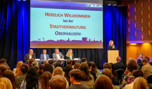 Oberbürgermeister Thorsten Berg sowie Vertreterinnen und Vertreter von Stadt, SBO, WBO und Theater begrüßten Nachwuchskräfte. (Foto: Stadt Oberhausen/Tom Thöne)