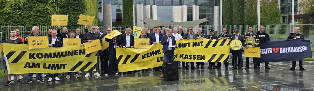 zeigt Oberbürgermeister Thorsten Berg (am Mikrofon) mit vielen Akteuren vor dem Bundeskanzleramt. 