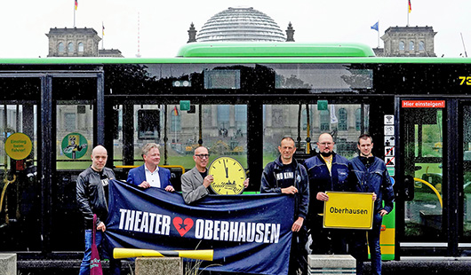 Oberbürgermeister Thorsten Berg (v.l.) und Kämmerer Apostolos Tsalastras 3.vl.) bei der Aktion vor dem Reichstagsgebäude (Foto: Lara Bommers/Für die Würde unserer Städte)