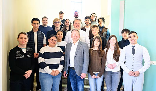 Oberbürgermeister Thorsten Berg mit Sprecher Liyardin Meier (1. Reihe, r.), Stellvertreterin Sila Özer (1. Reihe, zweite v. l.), Stellvertreter Tim Rumpf (2. Reihe, zweiter v. l.) sowie den weiteren Mitgliedern der Bezirksschülervertretung. (Foto: Stadt O