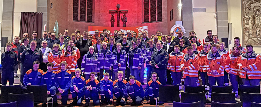 Rund 100 Vertreterinnen und Vertreter der polizeilichen und nichtpolizeilichen Gefahrenabwehr nahmen am ökumenischen Blaulichtgottesdienst teil. (Foto: Feuerwehr Oberhausen)