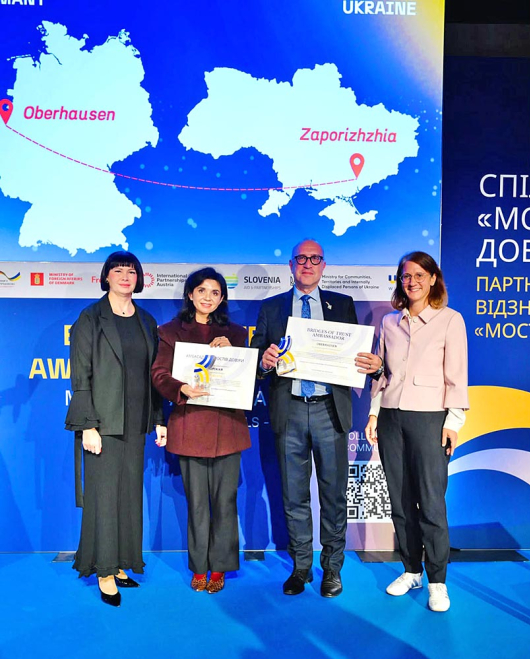 Regina Kharchenko (2.v.l.) und Apostolos Tsalastras (2.v.r.) mit den Vertreterinnen des Deutschen und Ukrainischen Städtetages bei der Preisverleihung (Quelle: CCRE-CEMT