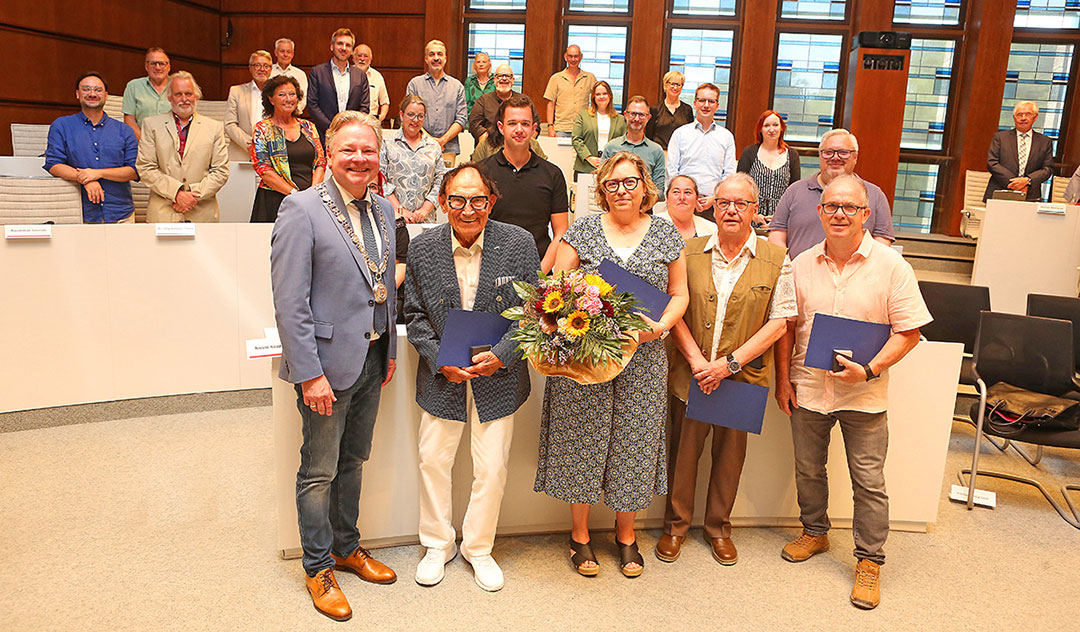 In Anwesenheit des Rats der Stadt Oberhausen übergab Oberbürgermeister Thorsten Berg die Urkunden und Ehrennadeln an Siegfried Ingendorn, Julia Köster-Peters, Ulrich Kürten und Horst Edmund Schunk. (Foto: Stadt Oberhausen/Carsten Walden)