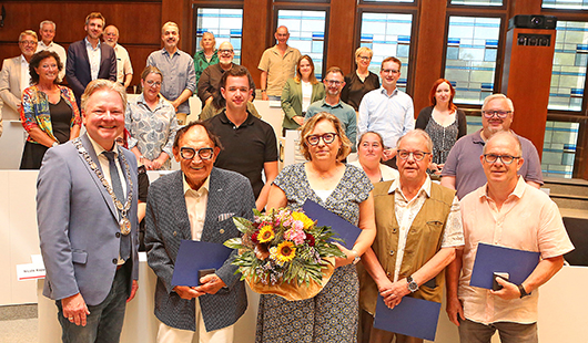 In Anwesenheit des Rats der Stadt Oberhausen übergab Oberbürgermeister Thorsten Berg die Urkunden und Ehrennadeln an Siegfried Ingendorn, Julia Köster-Peters, Ulrich Kürten und Horst Edmund Schunk. (Foto: Stadt Oberhausen/Carsten Walden)