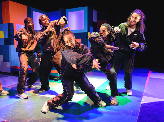 Eine Tanzgruppe performt