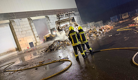 Feuerwehr beim Einsatz in den Entsorgungsbetrieben