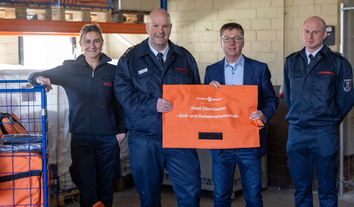 v.l. Elena Küppers (Feuerwehr), Martin Götzke (Leiter Zivil- und Katastrophenschutz), Beigeordneter Michael Jehn sowie André Loibl (Feuerwehr). (Foto: Feuerwehr Oberhausen)
