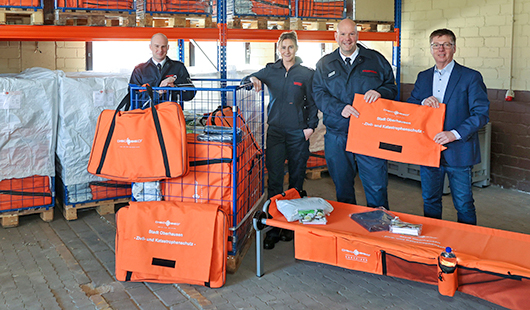 v.l. André Loibl und Elena Küppers (beide Feuerwehr Oberhausen), Martin Götzke (Leiter Zivil- und Katastrophenschutz) sowie der zuständige Beigeordnete Michael Jehn. (Foto: Feuerwehr Oberhausen)