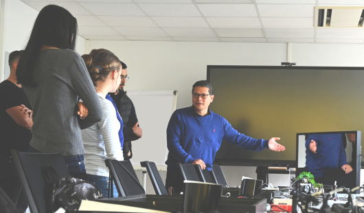 Fachbereichsleiter Thong Lai und Kollegen erläuterten den Teilnehmerinnen die Arbeit bei der IT der Stadt Oberhausen. (Foto: Stadt Oberhausen)