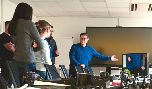 Fachbereichsleiter Thong Lai und Kollegen erläuterten den Teilnehmerinnen die Arbeit bei der IT der Stadt Oberhausen. (Foto: Stadt Oberhausen)