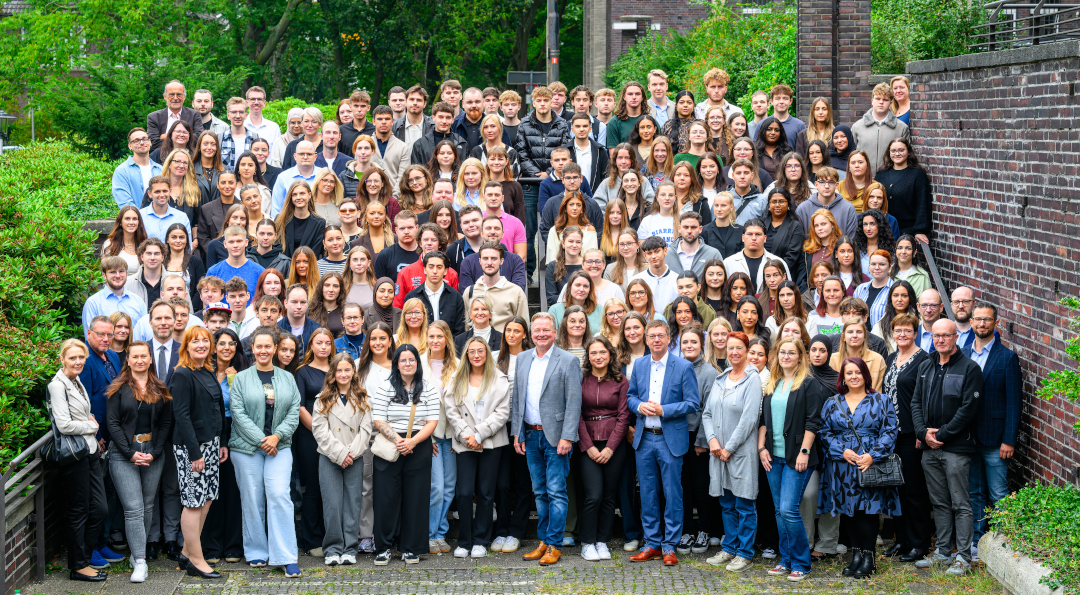 Oberbürgermeister Thorsten Berg sowie Vertreterinnen und Vertreter von Stadt, SBO, WBO und Theater begrüßten Nachwuchskräfte. (Foto: Stadt Oberhausen/Tom Thöne)