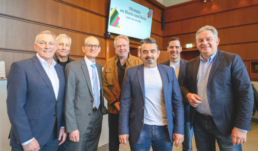 Dr. Christoph Niessen (3.v.l.), Vorstandsvorsitzender des Landessportbundes NRW, referierte im Sportausschuss über die Olympia-Bewerbung. Auf dem Foto sind zudem abgebildet, v.l. Manfred Gregorius, Präsident des Stadtsportbundes, Bereichsleiter Andreas Be