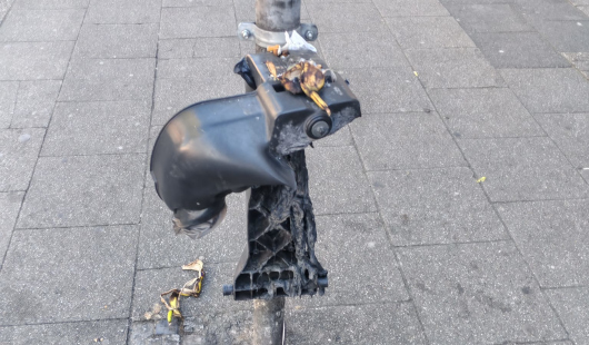 Angezündet und vollkommen zerstört wurde dieser Papierkorb am Oberhausener Hauptbahnhof. Foto: Stadt Oberhausen)