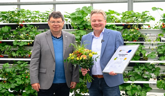 Horst Fischer, Geschäftsführer der IGA 2027 Ruhrgebiet gGmbH, übergab die Urkunde für den ALTMARKTgarten an Oberbürgermeister Thorsten Berg (r.). Foto: Stadt Oberhausen/Tom Thöne