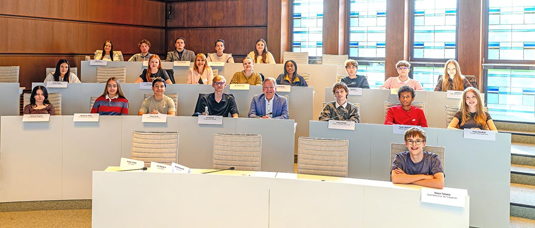 Oberbürgermeister Thorsten Berg begrüßte die Mitglieder des neuen Jugendparlaments im Ratssaal der Stadt Oberhausen. (Foto: Stadt Oberhausen/Tom Thöne)