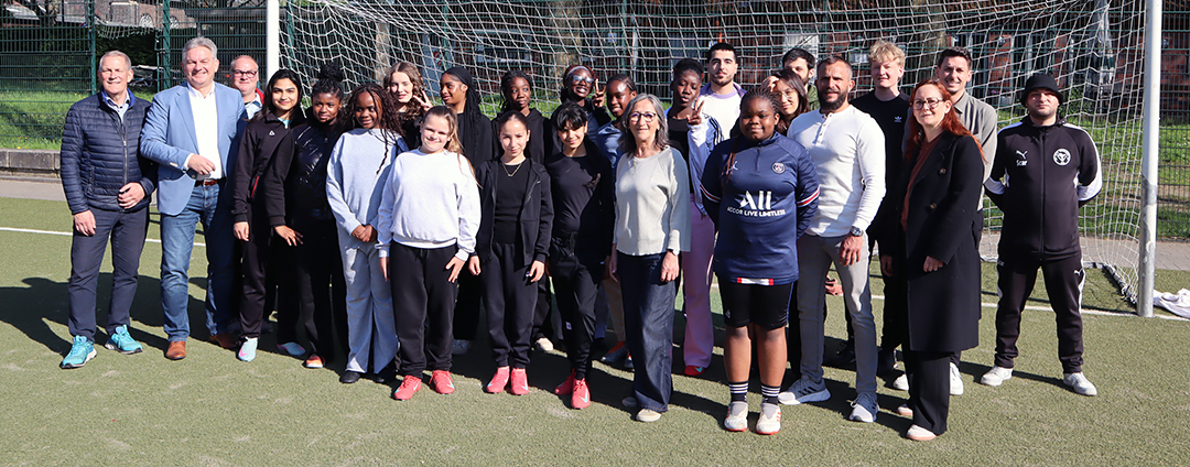 Sportdezernent Jürgen Schmidt (2.v.l.), SSB-Präsident Manfred Gregorius (l.), Lale Arslanbenzer (Bereichsleiterin Kommunales Integrationszentrums, vorne 2.v.r.) mit der Mädchenmannschaft sowie Vertretern und Vertreterinnen des Vereins, des Jugendclubs Courage, des SSB und der Stadt Oberhausen.  (Foto: Stadt Oberhausen)