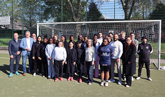 Sportdezernent Jürgen Schmidt (2.v.l.), SSB-Präsident Manfred Gregorius (l.), Lale Arslanbenzer (Bereichsleiterin Kommunales Integrationszentrums, vorne 2.v.r.) mit der Mädchenmannschaft sowie Vertretern und Vertreterinnen des Vereins, des Jugendclubs Cou