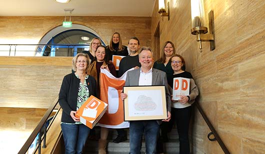 Vertreterinnen und Vertreter des NIL-Netzwerkes übergaben die Postkarten an Oberbürgermeister Thorsten Berg (Mitte). Foto: Stadt Oberhausen