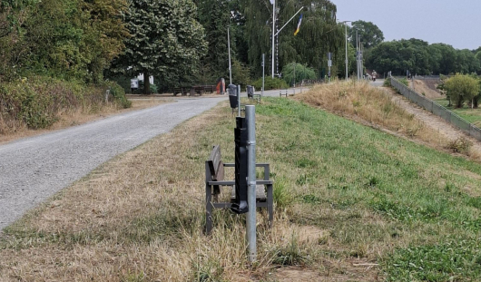 Am Ruhrufer im Umfeld des Biotops in Alstaden wurden Mülleimer einfach abgetreten. Foto: Wirtschaftsbetriebe Oberhausen