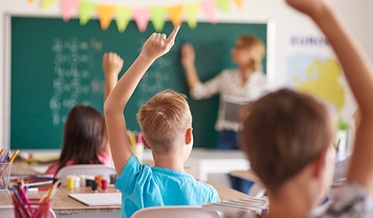 Schülerinnen und Schüler in einer Klasse (Foto: Freepik//gpointstudio)