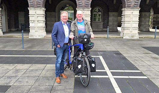 Oberbürgermeister Thorsten Berg mit Oliver Trelenberg (Foto: Stadt Oberhausen)