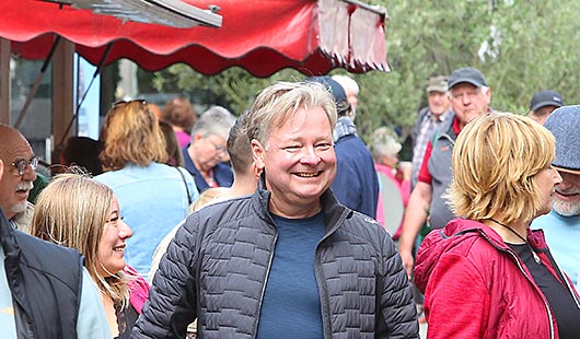 Die erste Bürgerwanderung mit Oberbürgermeister Thorsten Berg führte auch über den Sterkrader Markt. (Foto: Stadt Oberhausen/Carsten Walden)