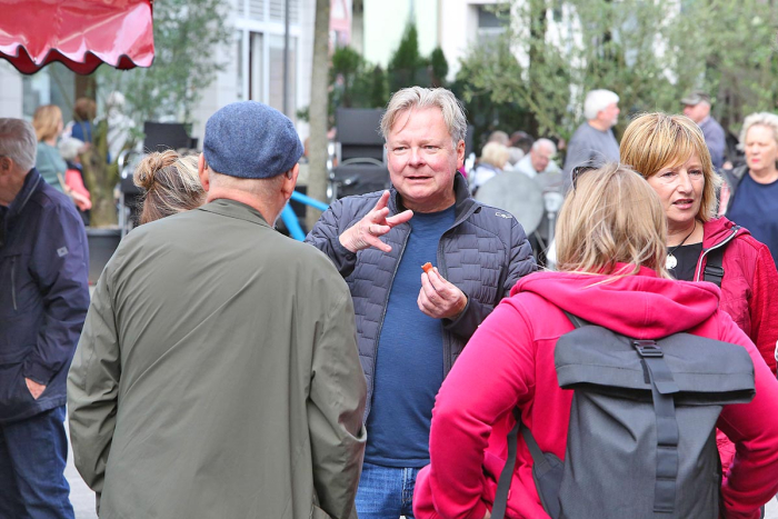 Die erste Bürgerwanderung mit Oberbürgermeister Thorsten Berg führte auch über den Sterkrader Markt. (Foto: Stadt Oberhausen/Carsten Walden)