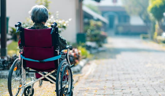 Alte Dame im Rollstuhl (Quelle: Steven HWG @rebelvisual auf unsplash.com